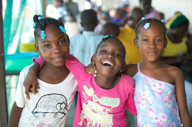 Drie meisjes uit Haiti die lachen