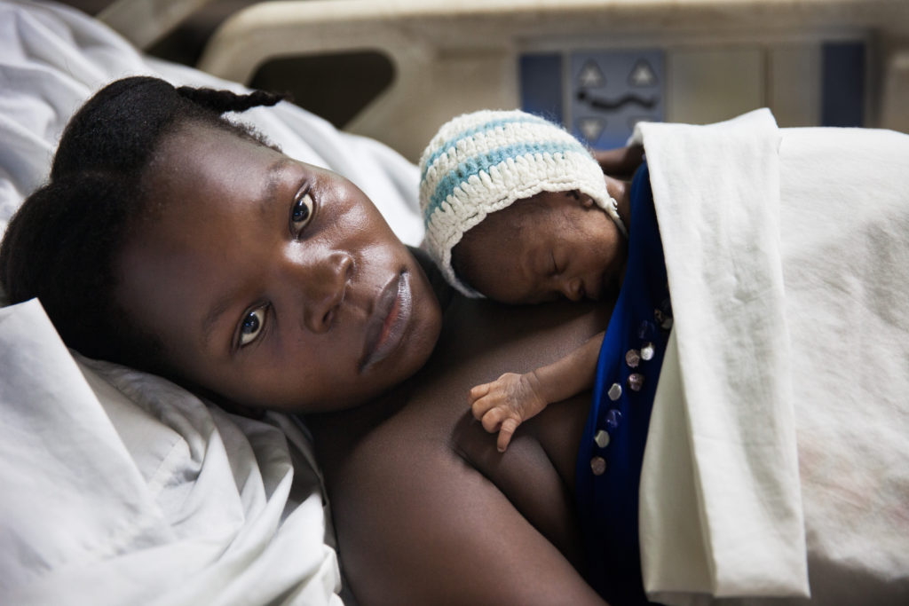 Moeder en pasgeboren baby in ons St. Damien- kinderziekenhuis
