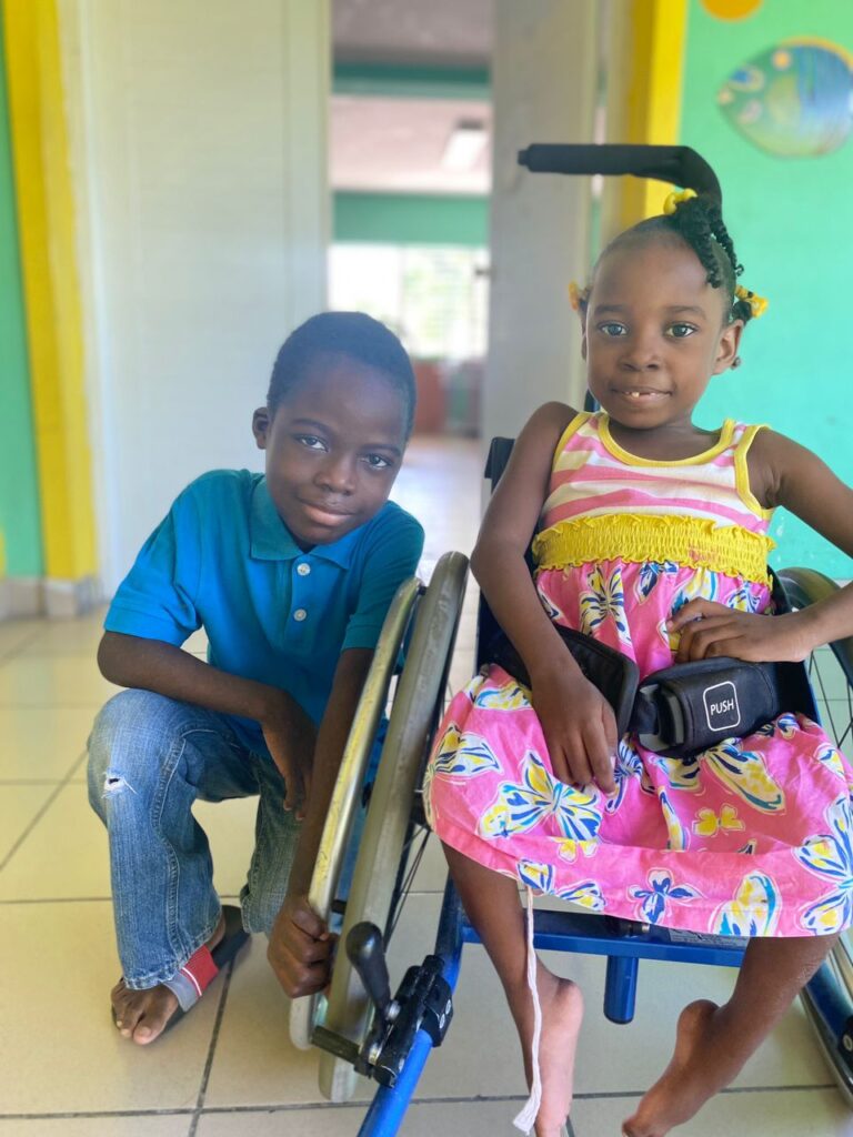 Alex met één van zijn vrienden uit de Fishroom in het kinderziekenhuis in Haïti